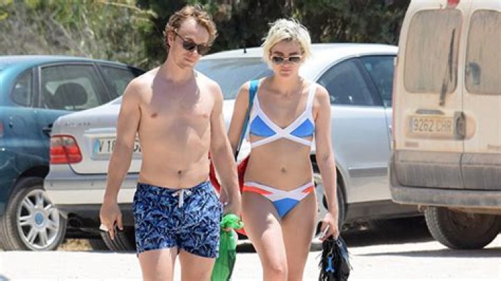 ‘GOT’s Alfie Allen Packs On More PDA With Topless GF Allie Teilz — Pics