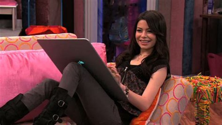 Miranda Cosgrove Teases Plans For An ‘iCarly’ Reunion — Interview