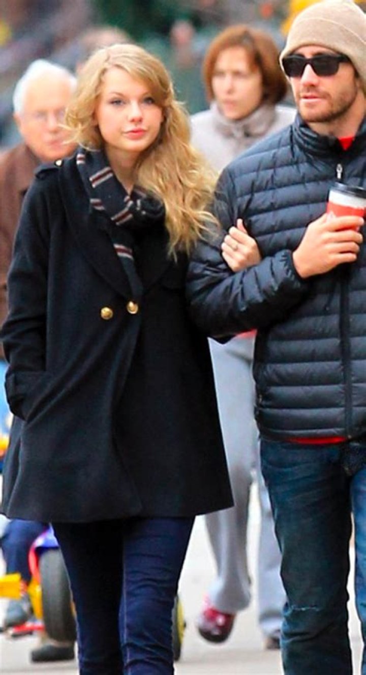 Jake Gyllenhaal Rocks Heart Sunglasses Like Taylor Swift’s In ’22’ – Hollywood Life