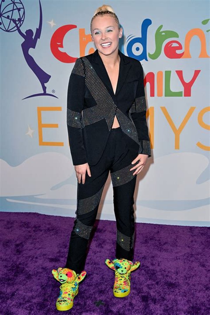 JoJo Siwa Shows Off Abs After Focusing On ‘Physical Health’ In 2022 – Hollywood Life