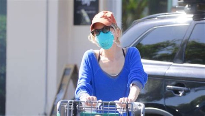 Renee Zellweger, 50, Wears Bright Blue Protective Gear During Grocery Store Outing