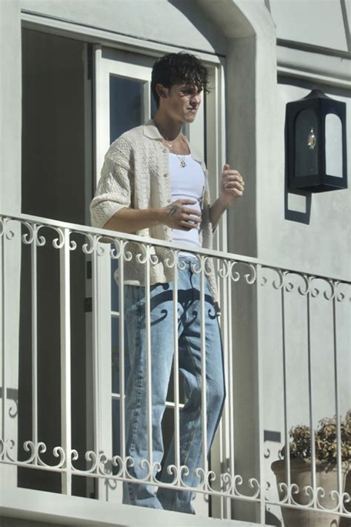 Shawn Mendes Rocks White Tank Top & Unbuttoned Shirt: Photos – Hollywood Life