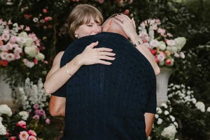 Taylor Swift Rocks New Ring With Travis Kelce’s Birthstone – Hollywood Life